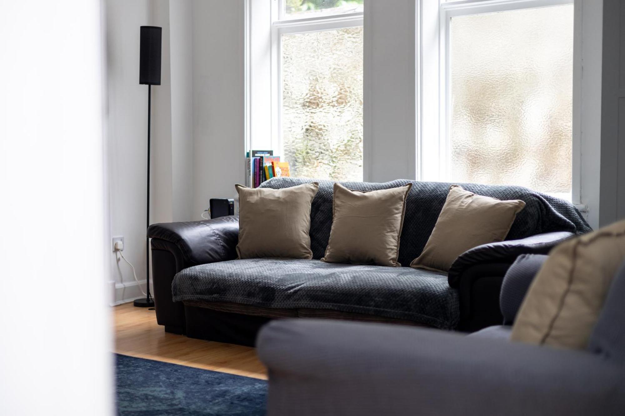 Spacious 3 Bedroom Ground Floor Apartment - 10 Mins From City Centre Leeds  Exterior photo