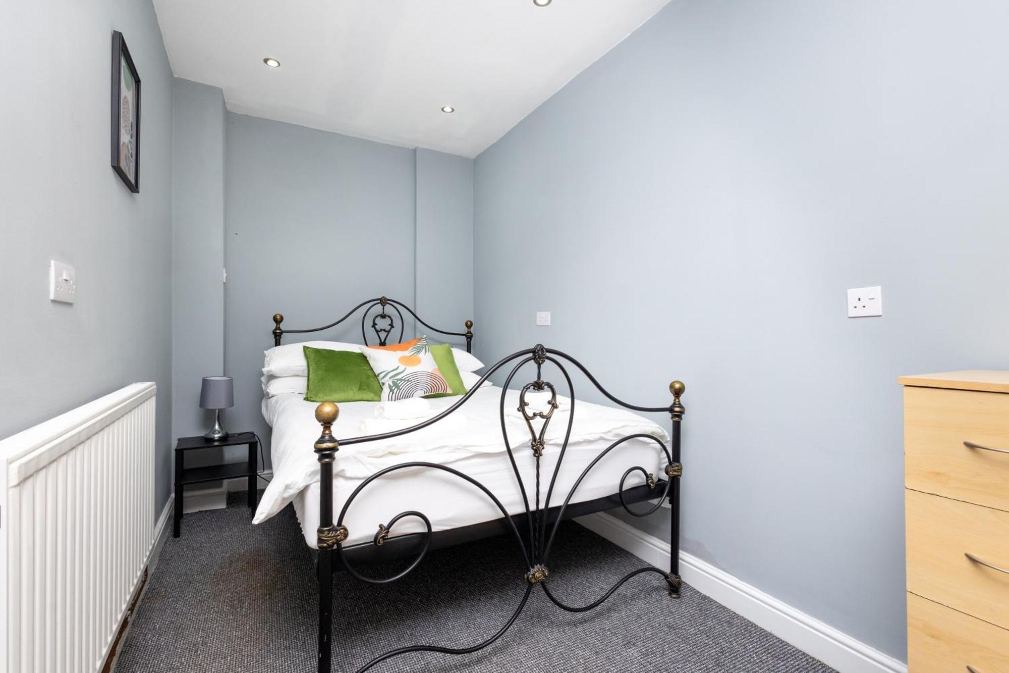 Spacious 3 Bedroom Ground Floor Apartment - 10 Mins From City Centre Leeds  Exterior photo